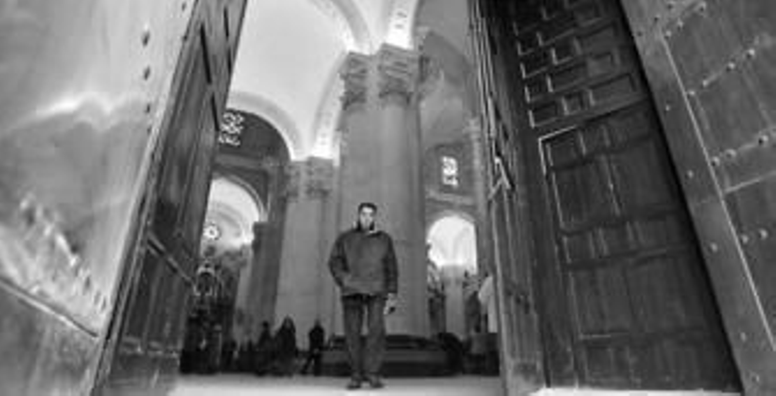 El Salvador abrió ayer sus puertas a la ciudad que propició su restauración.