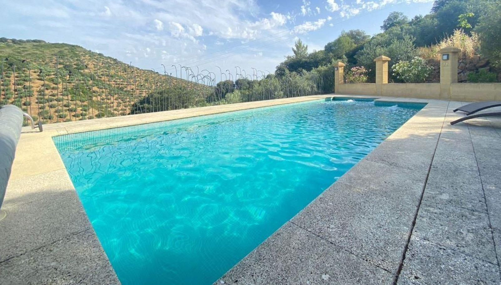 Piscina y terraza exterior de la finca con vistas al olivar. Piscina y terraza exterior de la finca con vistas al olivar.