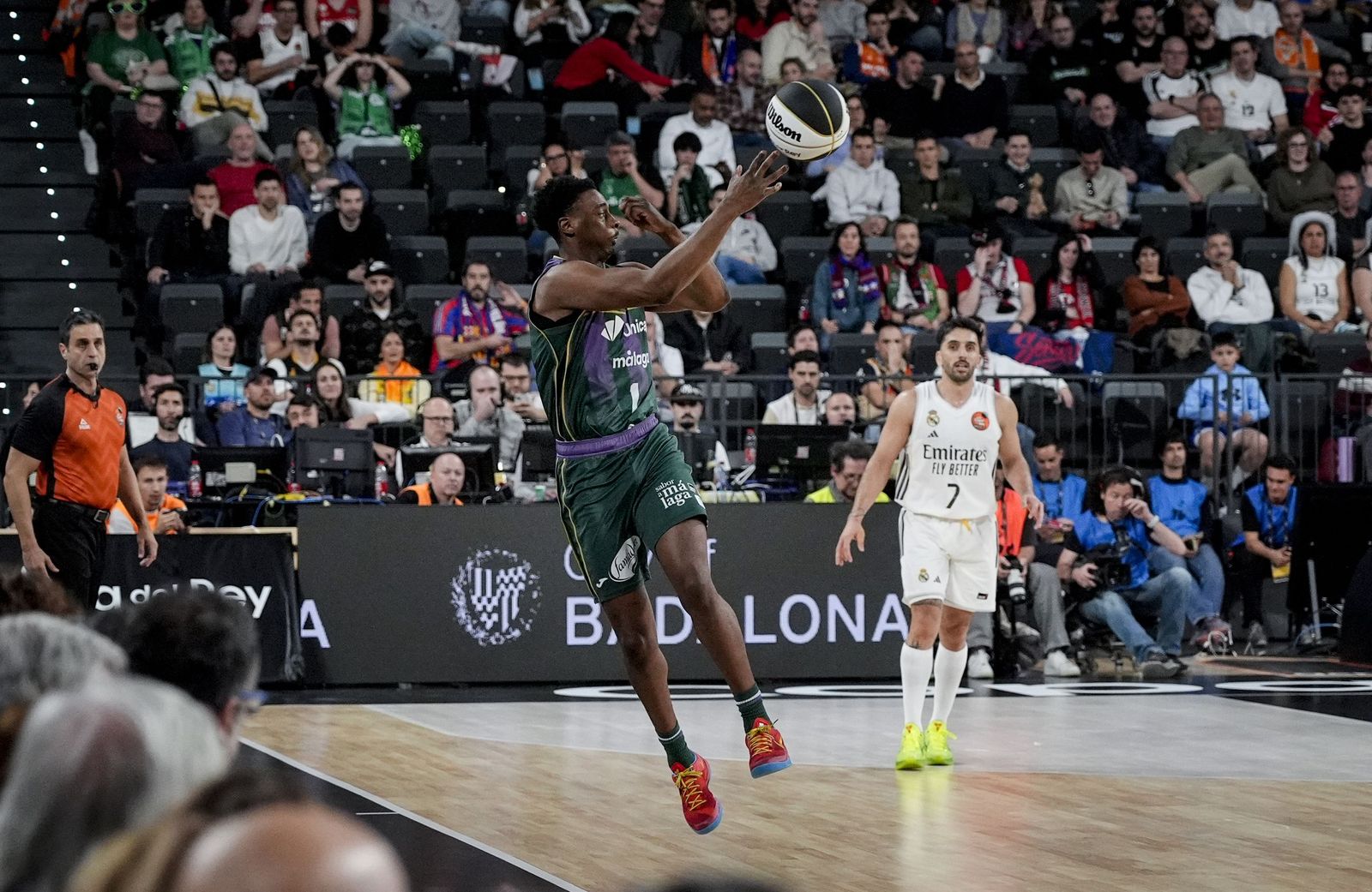 Chase Audige pasa el balón.