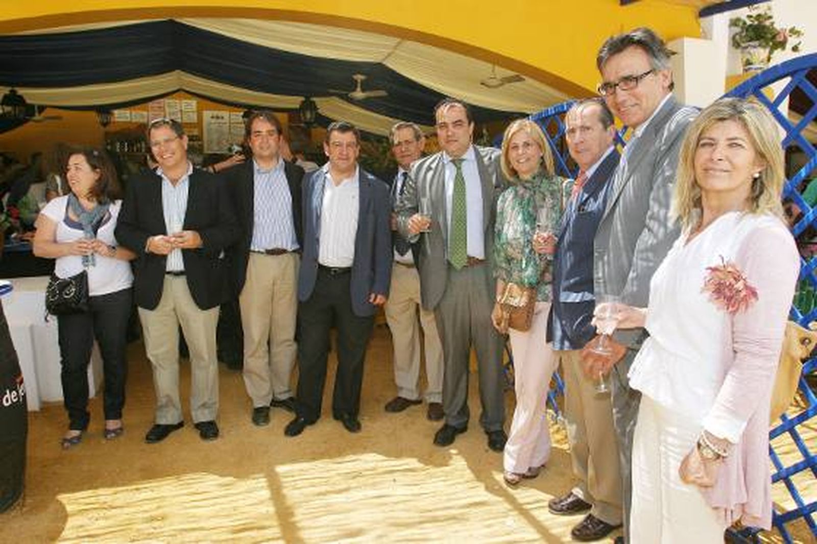 María José García-Pelayo, presidenta del PP de Jerez junto a José Loaiza, secretario provincial de los populares y otros concejales del Partido Popular junto a David Fernández.

Foto: Vanesa Lobo