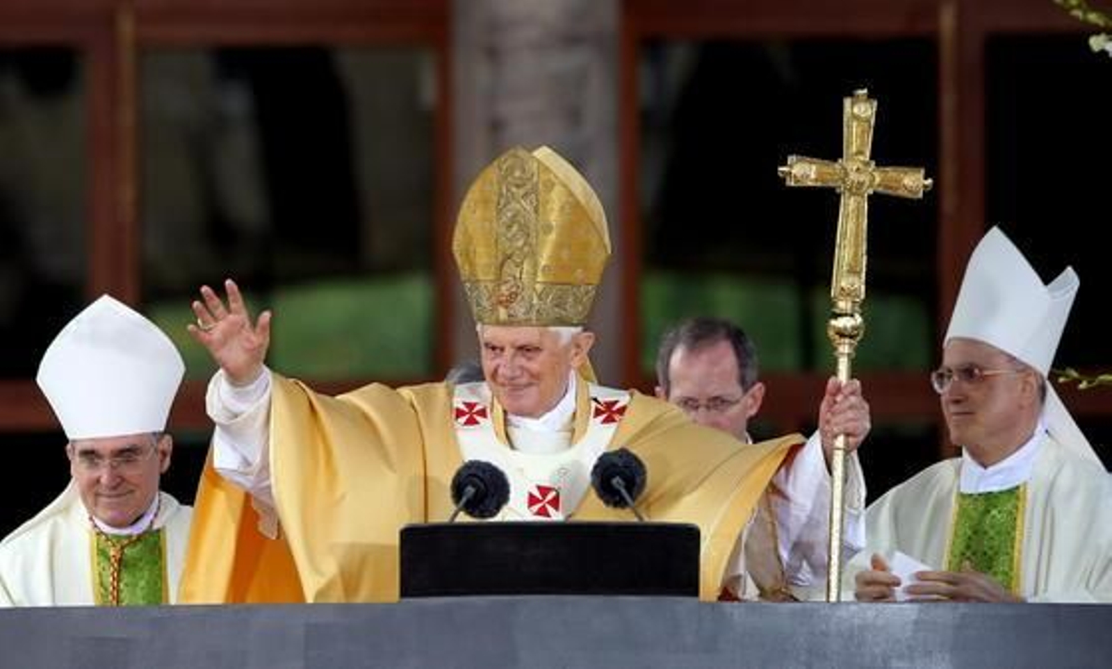 El papa Benedicto XVI bendice la Sagrada Familia de Barcelona y celebra una multitudinaria misa en su interior.   Foto: EFE