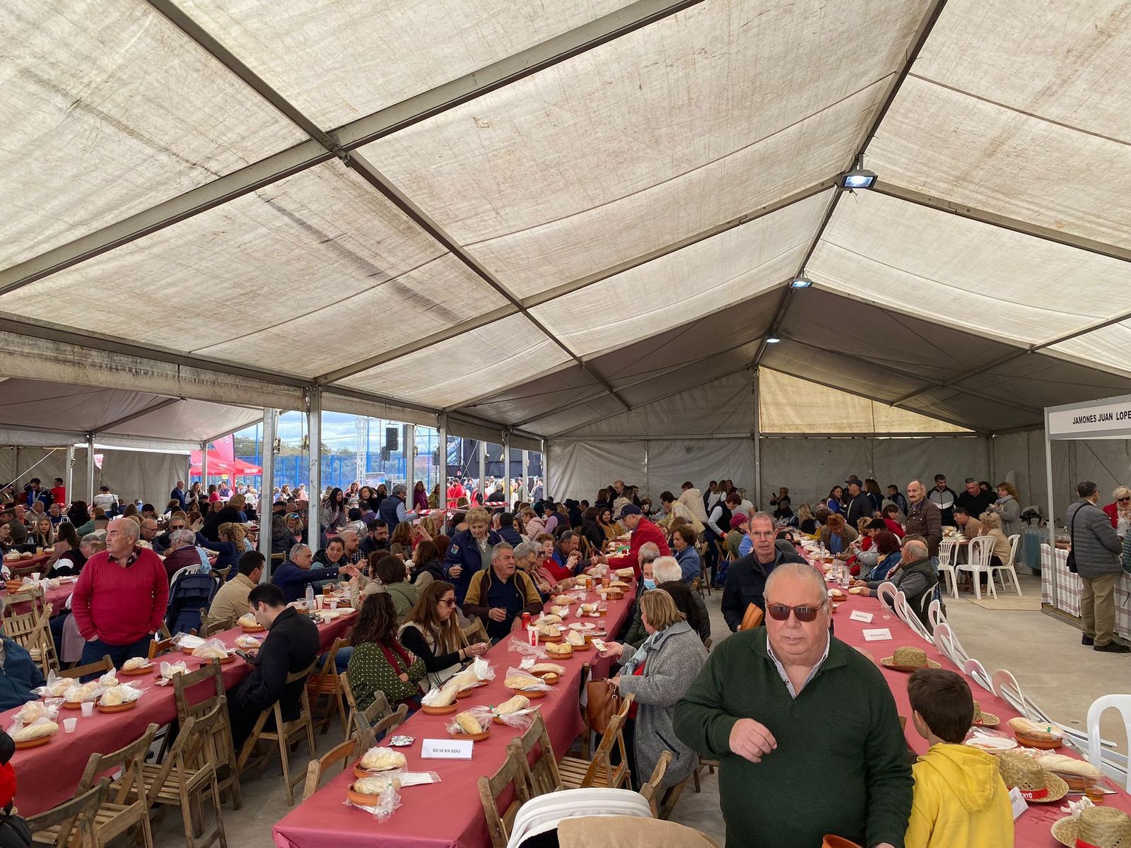El mayor cocido del mundo cocinado en Jabugo, en imágenes.