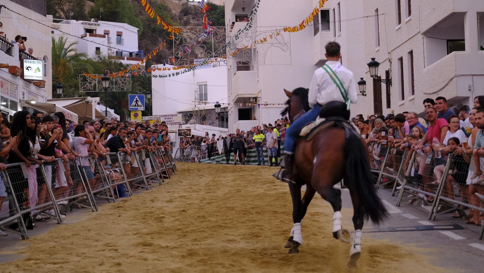 La popular carrera de cintas a caballo de las Fiestas de Mojácar, en imágenes