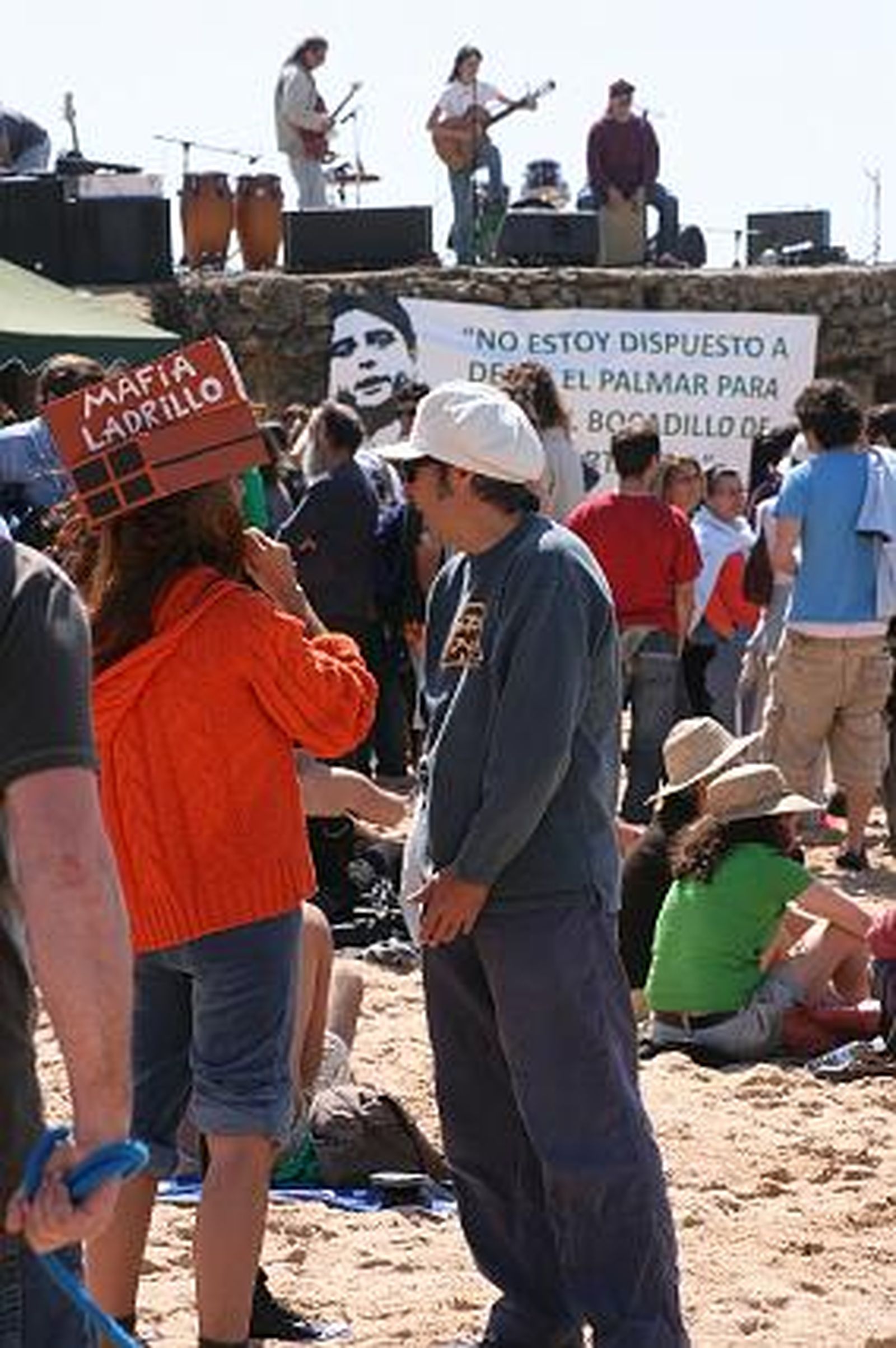 Unas 600 personas se concentran para protestar contra el macroproyecto hotelero en El Palmar. 

Foto: Manuel Aragon Pina