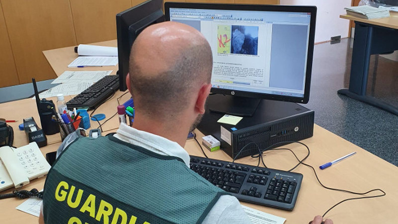 Un agente de la Guardia Civil consulta un ordenador.