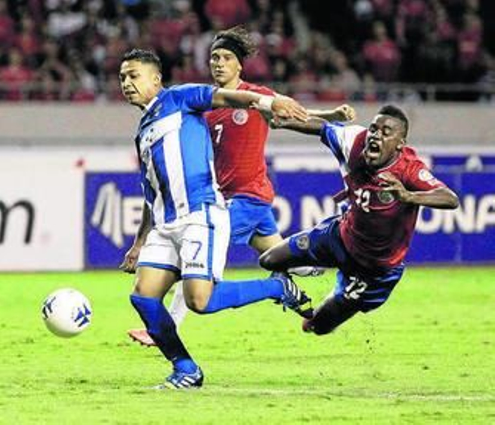 Joel Campbell cae derribado por el hondureño Izaguirre.