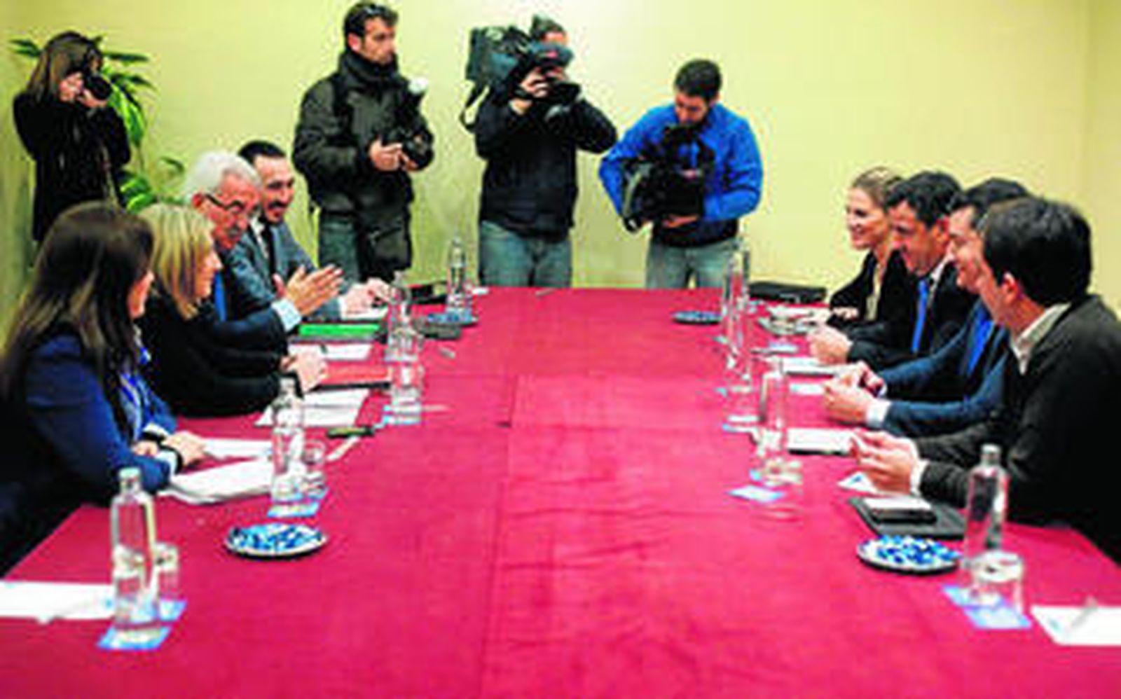 Las direcciones provinciales del PSOE y del PP, en una reunión que mantuvieron en Cádiz en enero de 2013.