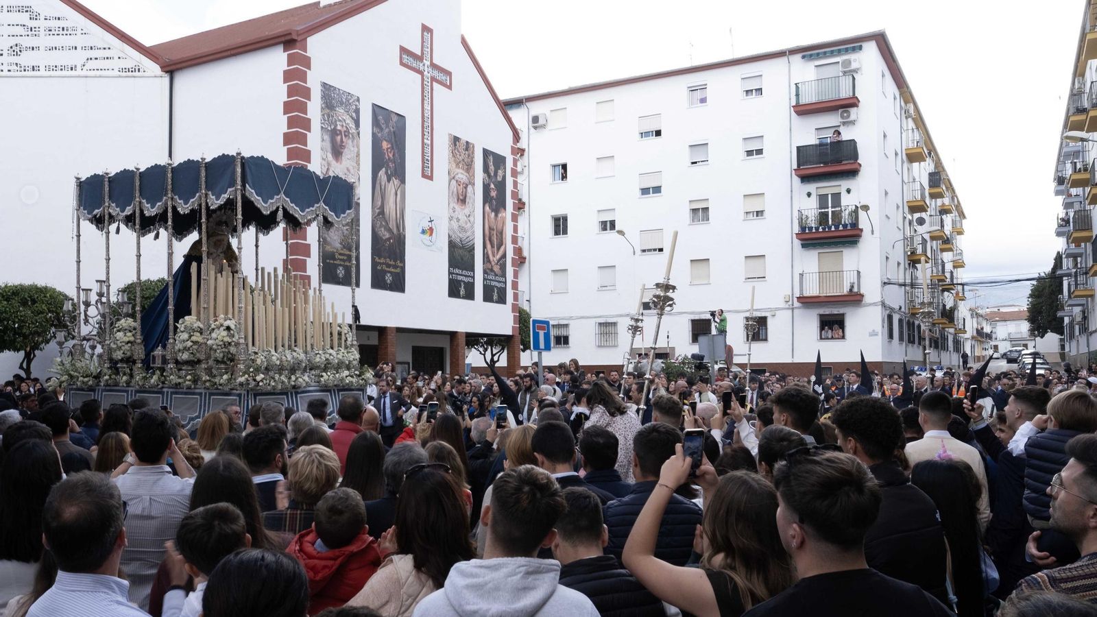Una multitud se congregó para ver la salida del Prendimiento.