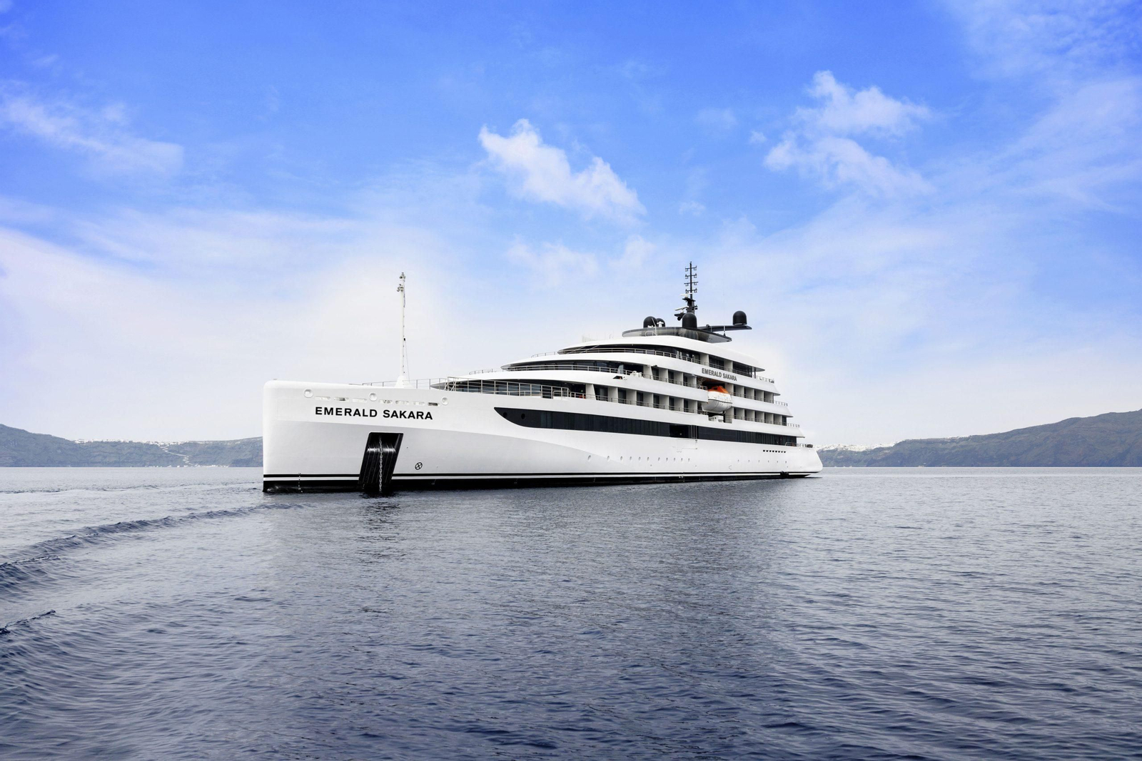 El Emerald Sakara, maniobrando cerca de las costas de Santorini