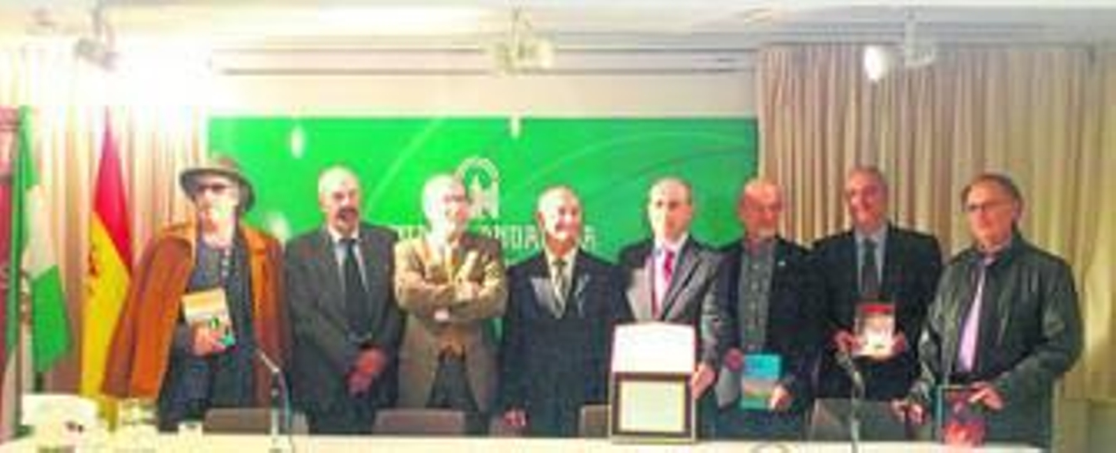 Ganadores del premio en ediciones anteriores, con miembros del jurado de la décima convocatoria, el ganador, Ignacio Márquez, y el convocante del premio, Manuel Ortega.