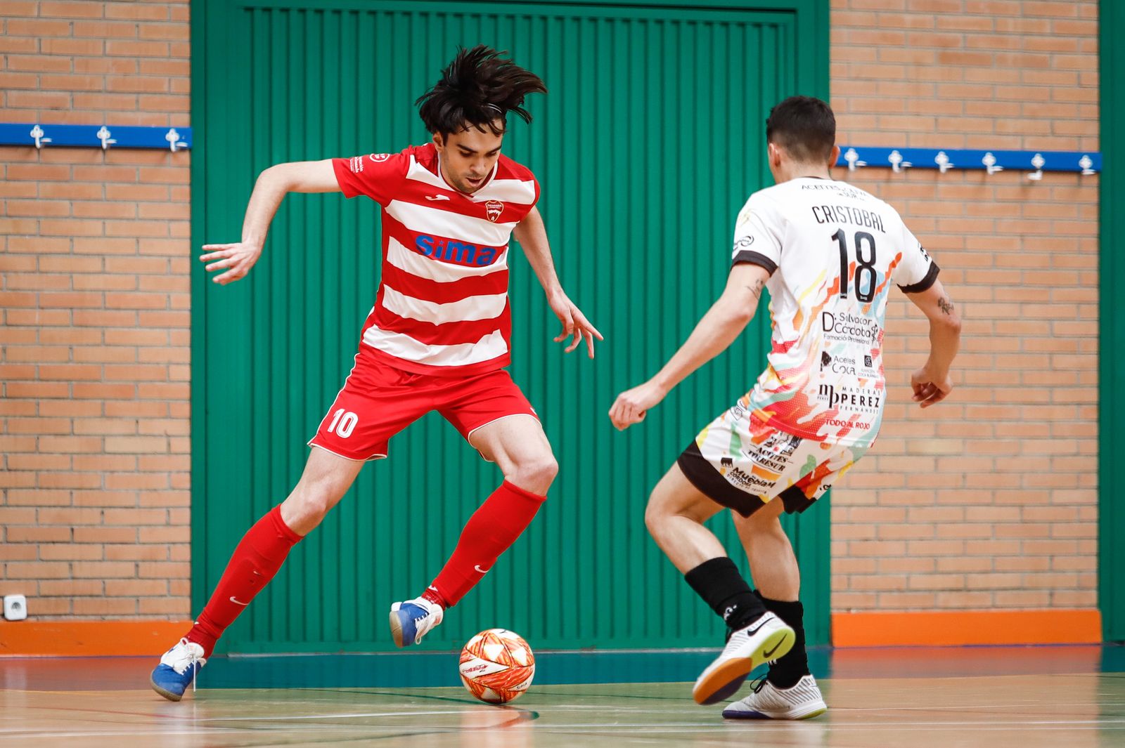 Un jugador del Sima Granada encara a un rival.