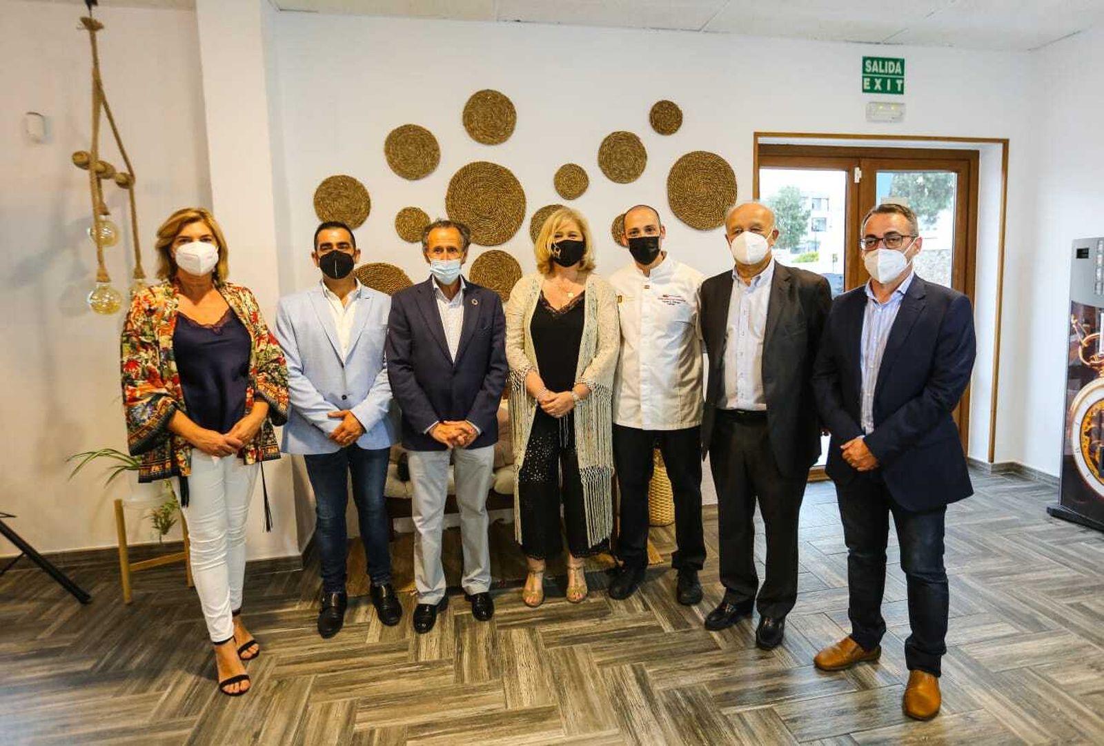 Los responsables del chiringuito posan con representantes del gobierno municipal durante el acto de inauguración.