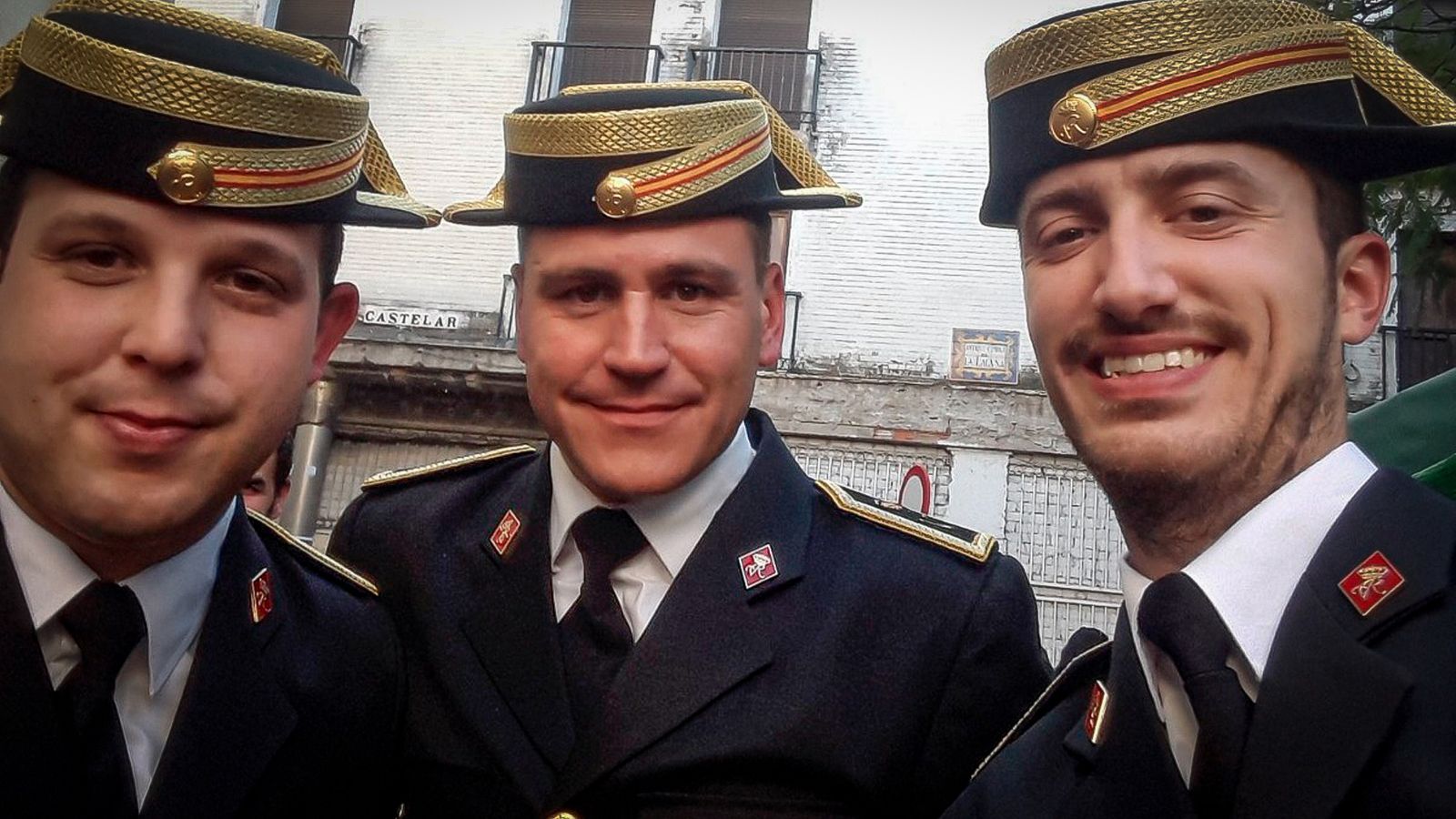 Mingo, Rubén y Óscar con el uniforme de Virgen de los Reyes en la Plaza de Molviedro