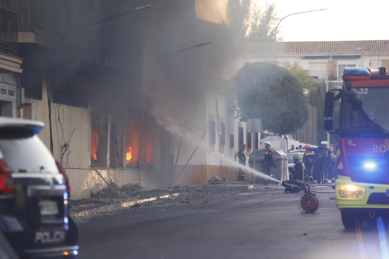Incendio de un edificio de 18 viviendas en Ronda, en fotos