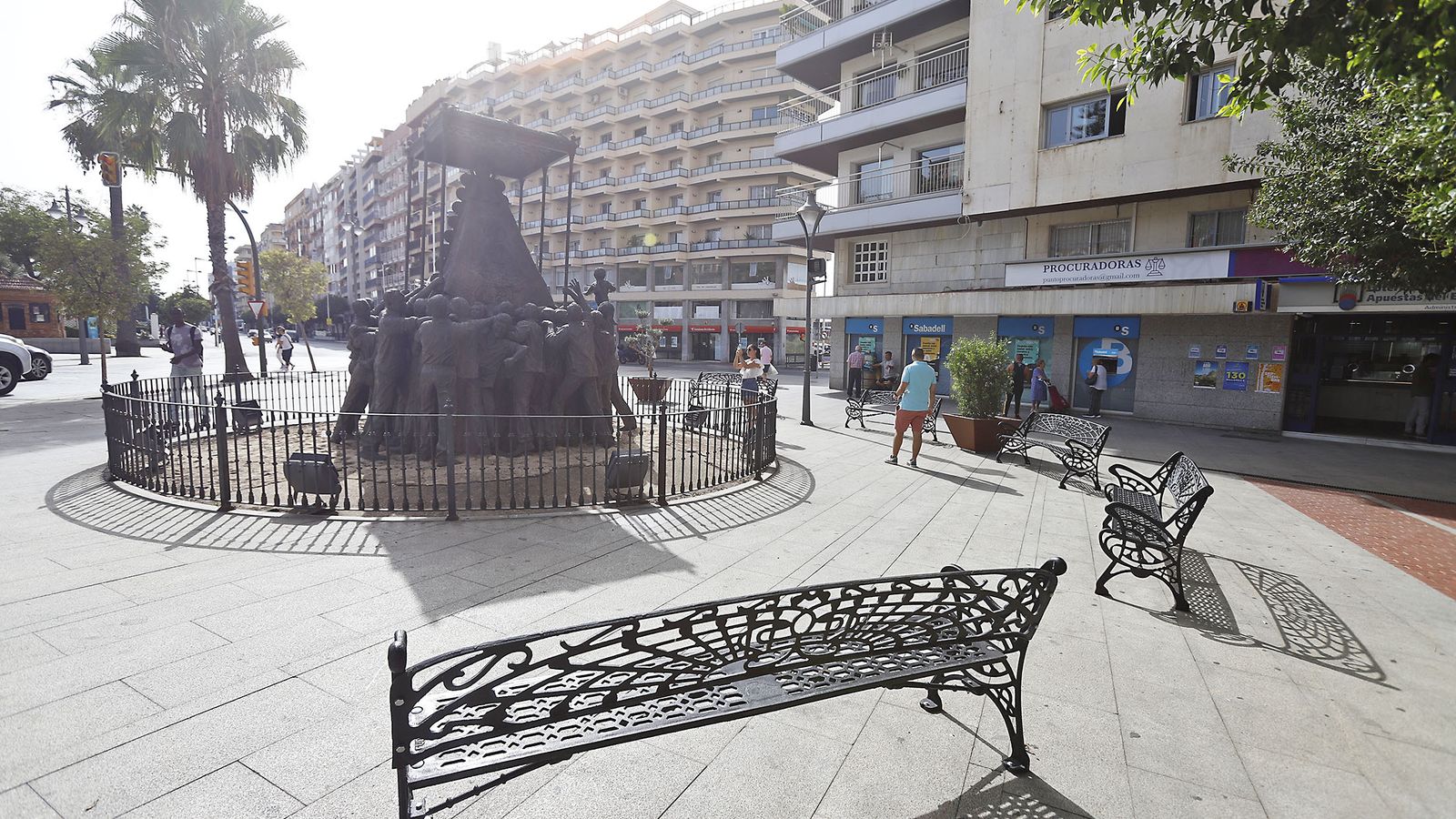 Bancos alrededor del monumento a la Virgen del Rocío.