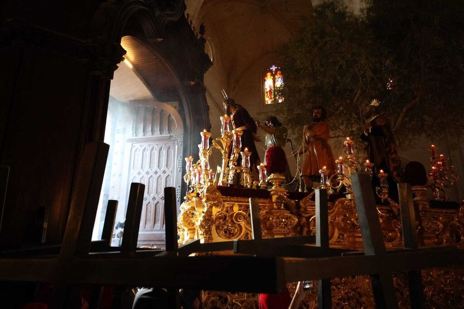 El misterio del Prendimiento a escasos metros de cruzar las puertas de su templo