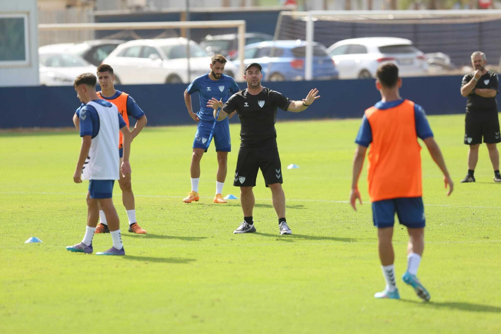 Pablo Guede dirige un entrenamiento, con Luis Muñoz al fondo. Pablo Guede dirige un entrenamiento, con Luis Muñoz al fondo.