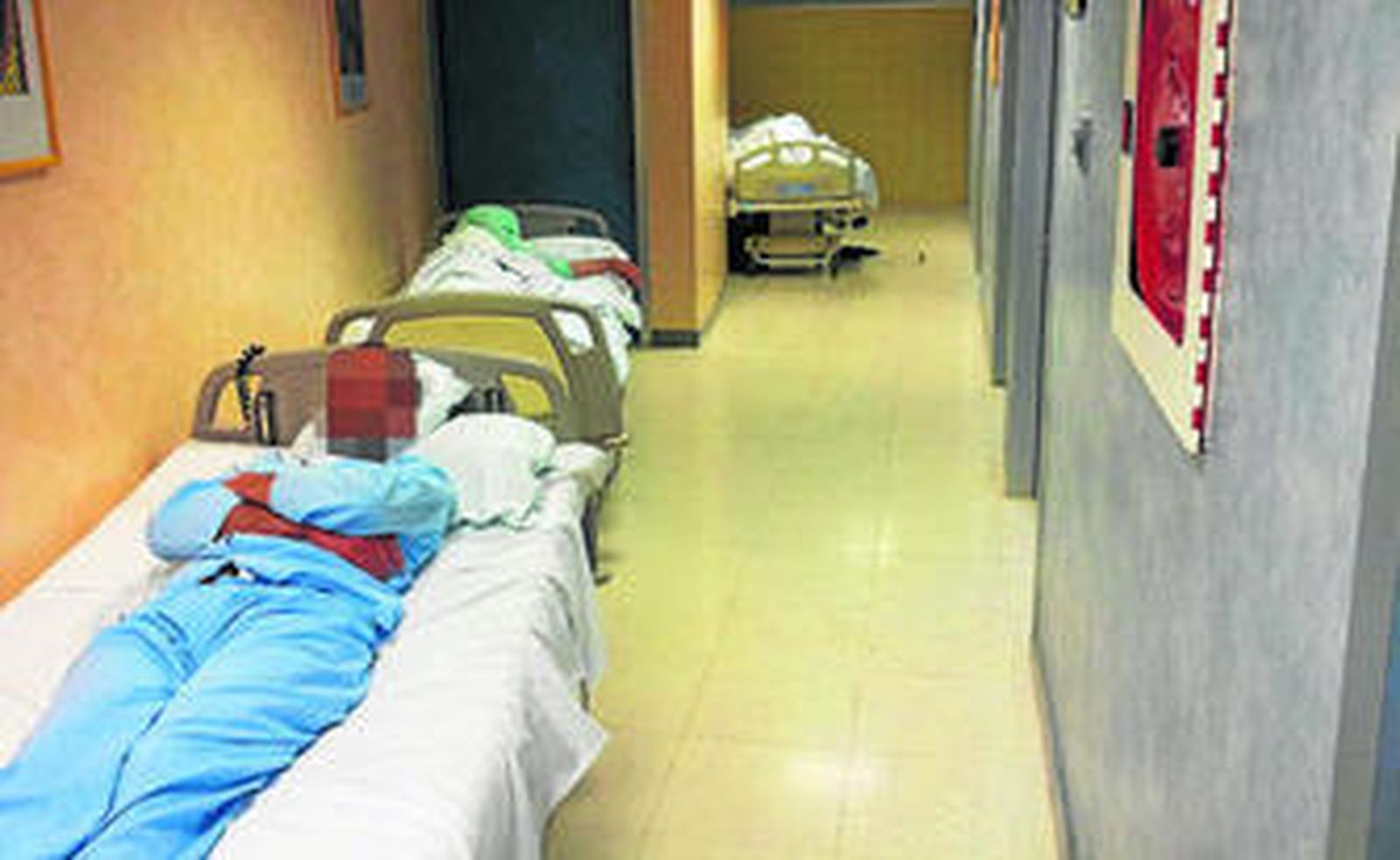 Enfermos mentales en un pasillo de la Unidad de Agudos de Psiquiatría del Hospital Clínico de Málaga.