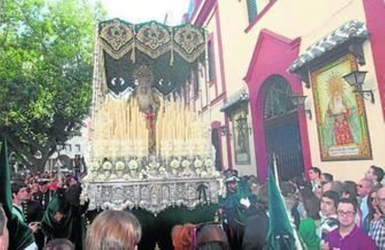 Emotivos momentos los que se vivieron ante las Hermanas de la Cruz.