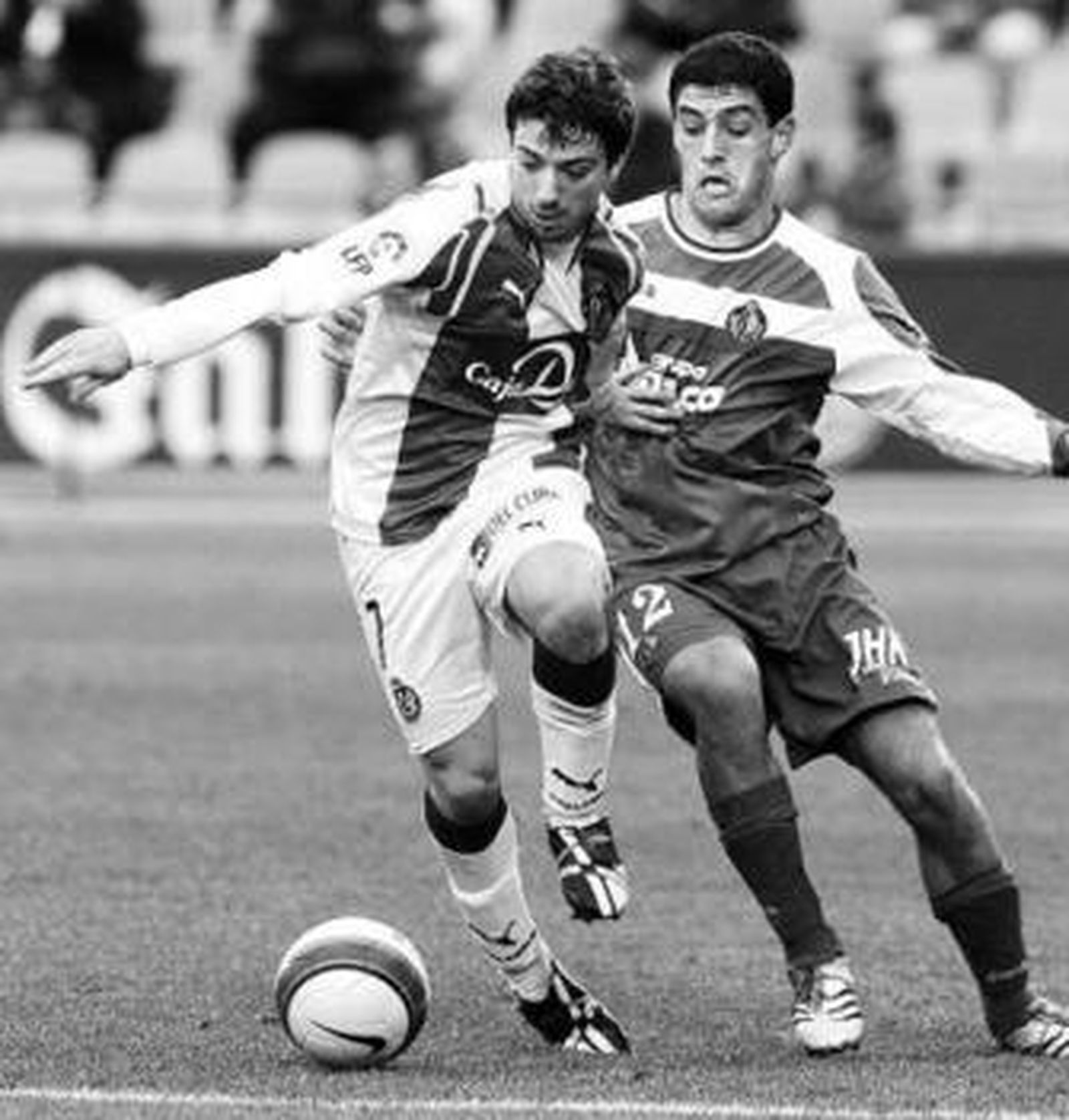 El extremo diestro Sisi trata de superar al lateral Licht.