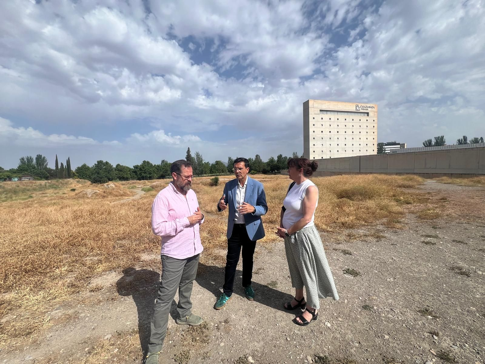 Paco Cuenca y concejales del PSOE en el solar.