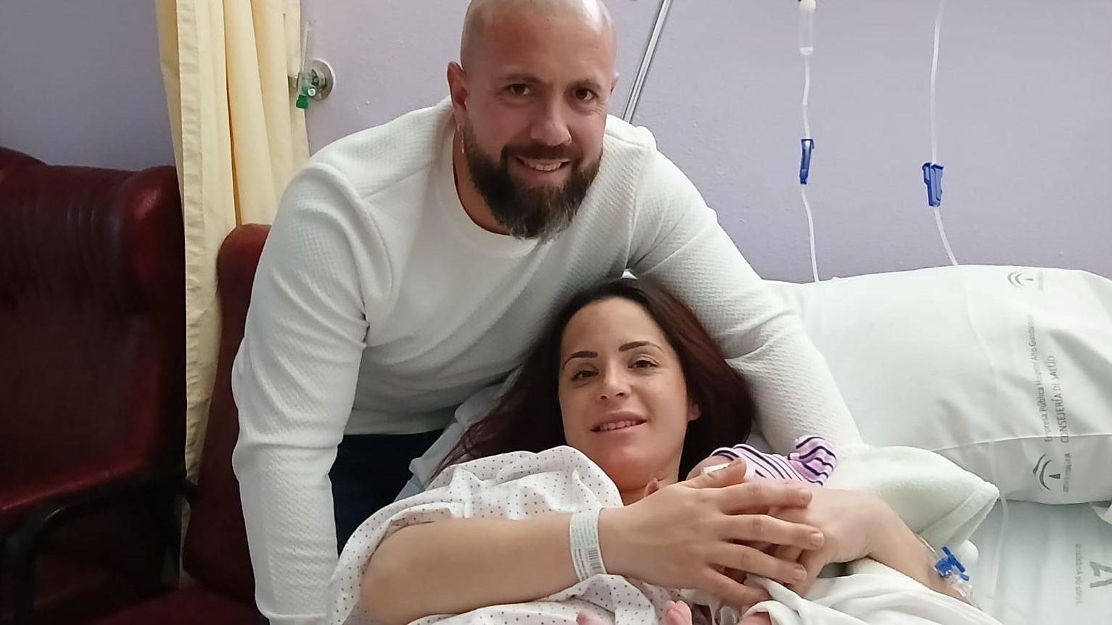 Hugo junto a sus padres.