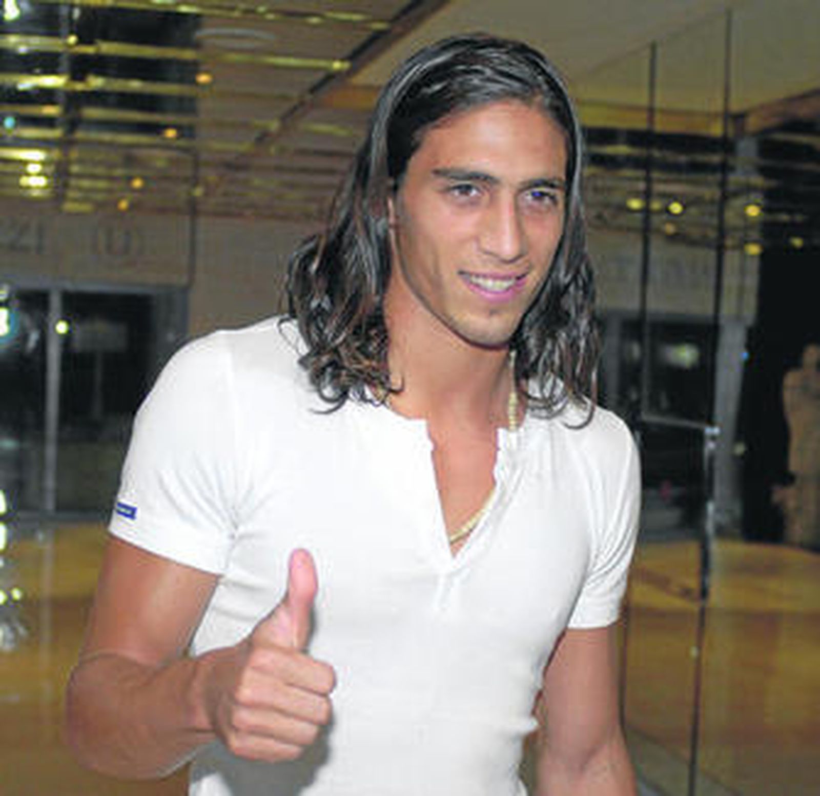 Martín Cáceres levanta el pulgar al llegar a Los Lebreros.