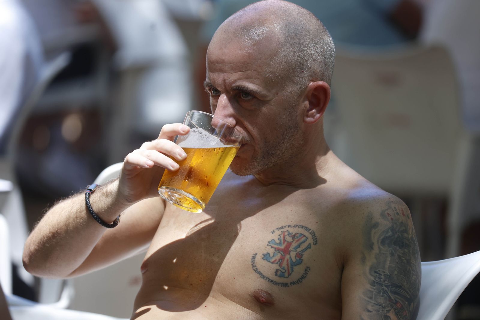 Aficionados escoceses disfrutan del sol y la cerveza de Sevilla