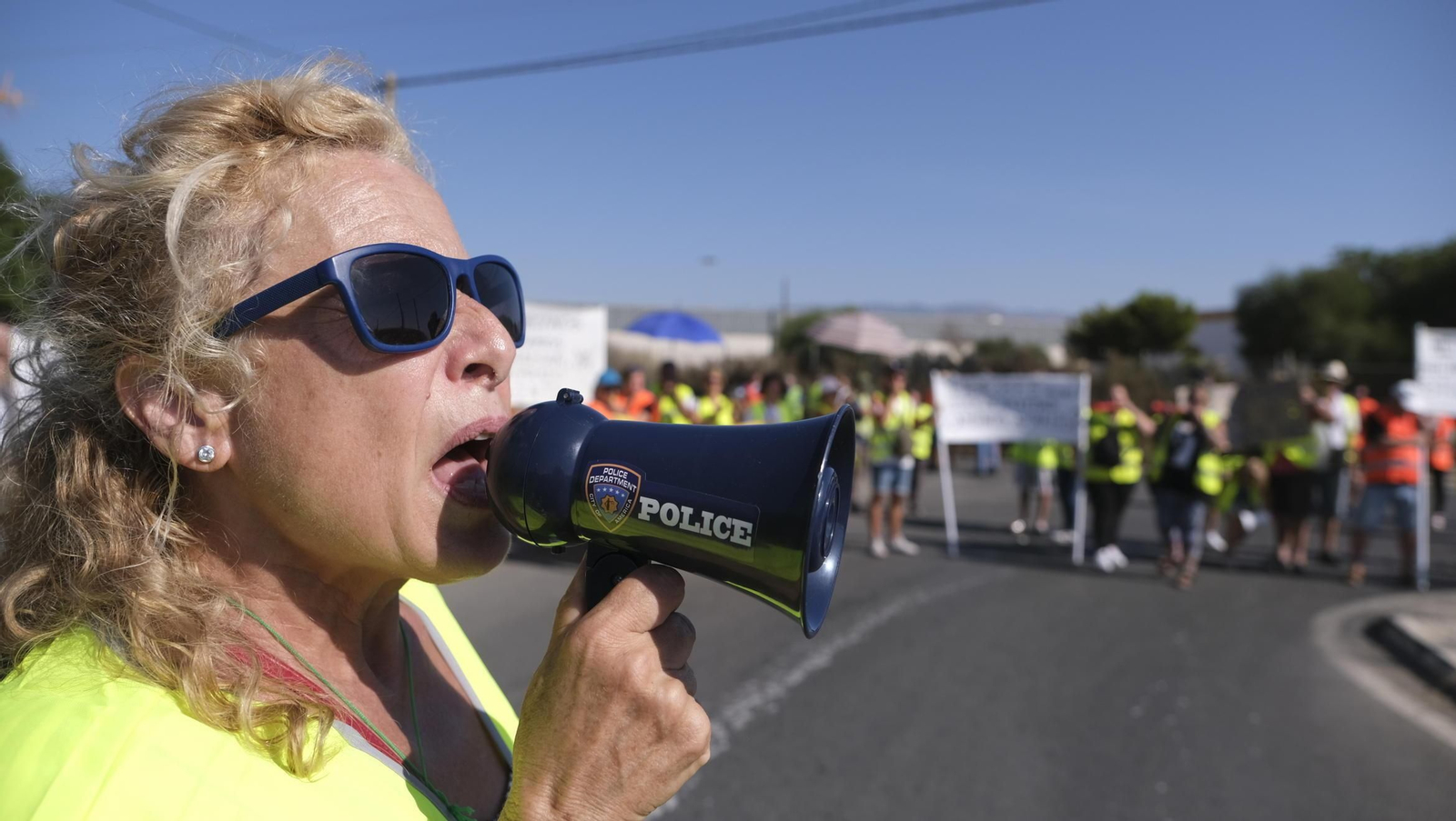 Megáfono en mano, los vecinos han exigido alumbrado urgente