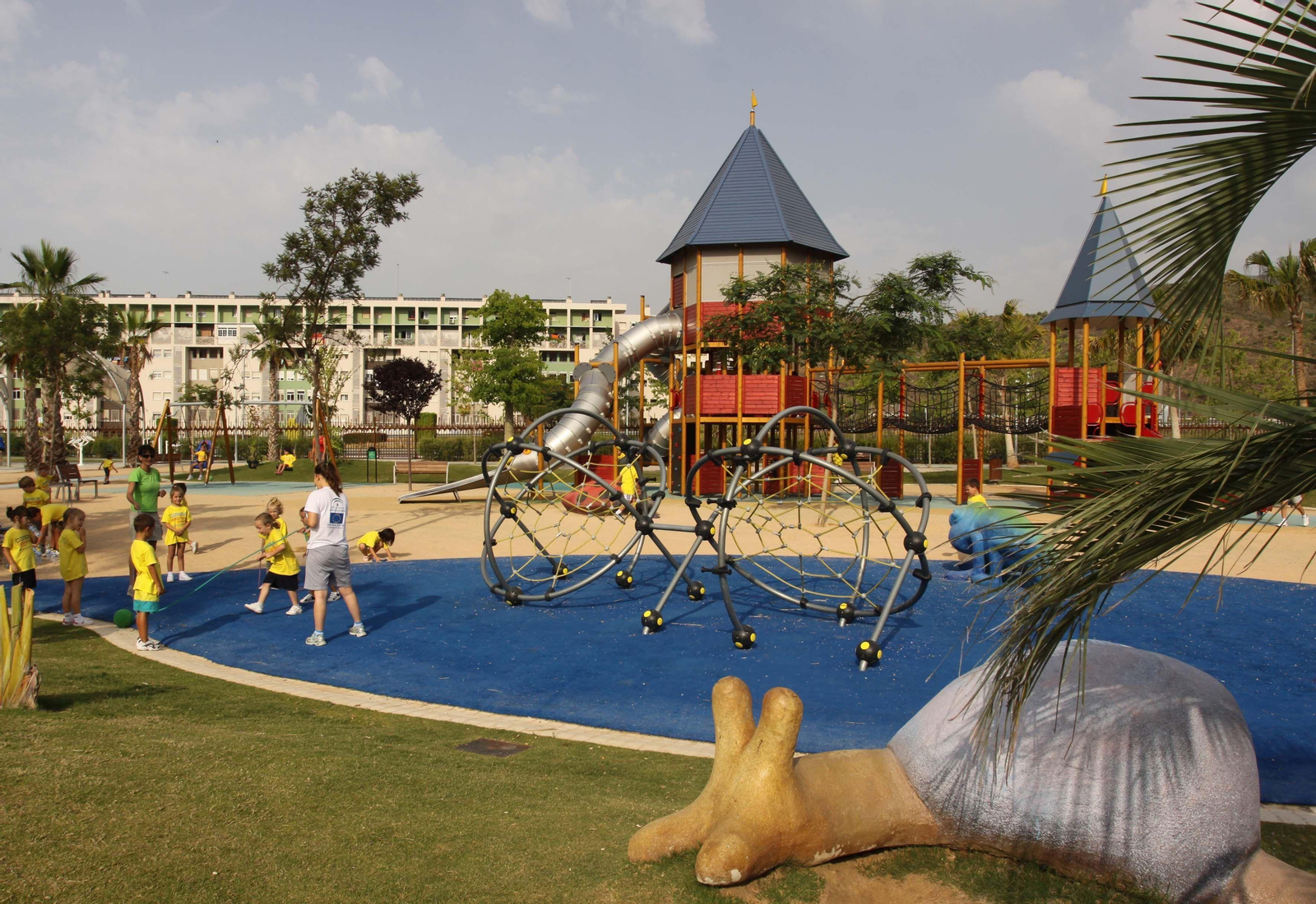 Niños jugando en un parque infantil. Niños jugando en un parque infantil.