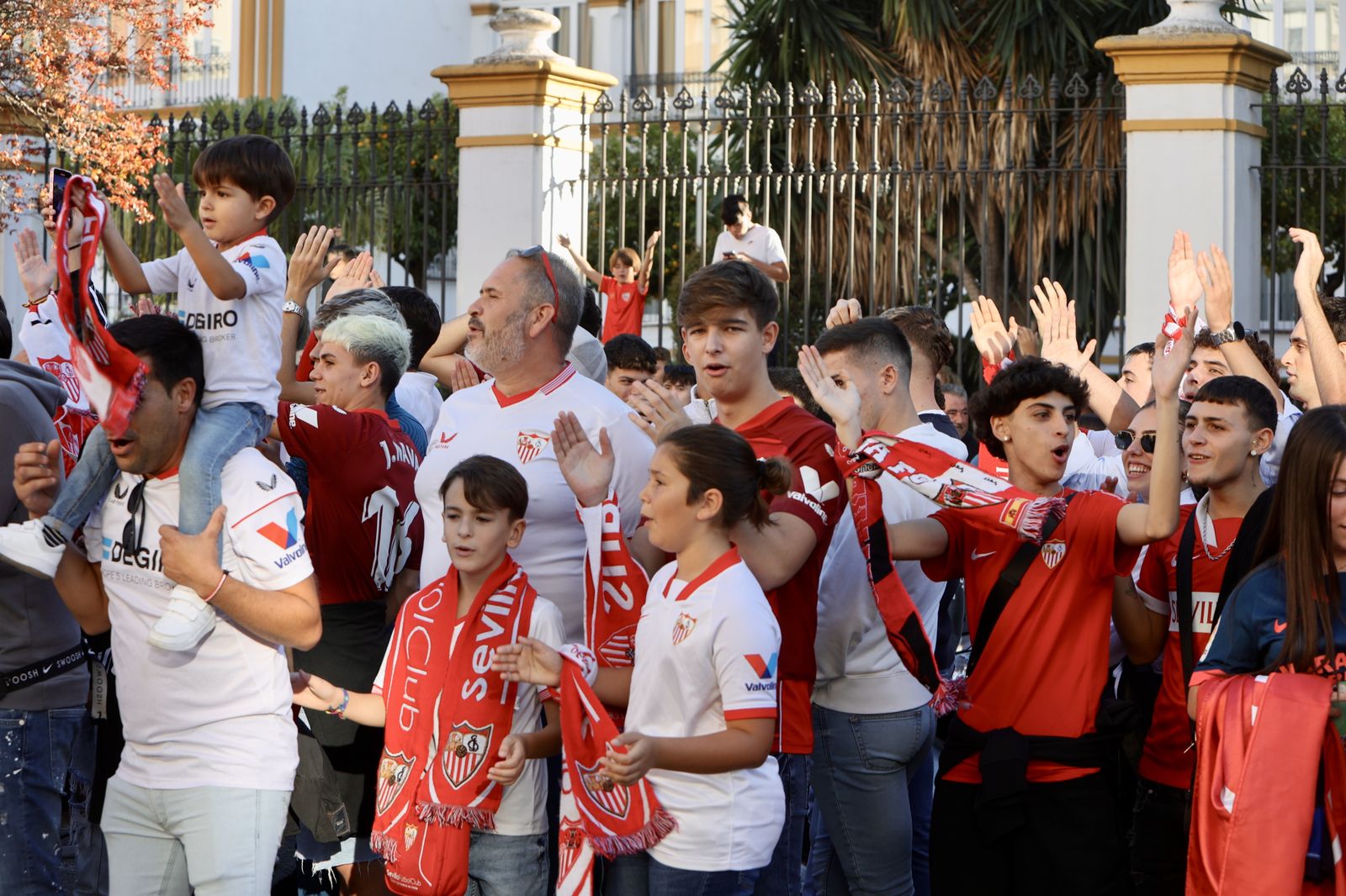 Llegada del Sevilla al Pizjuán
