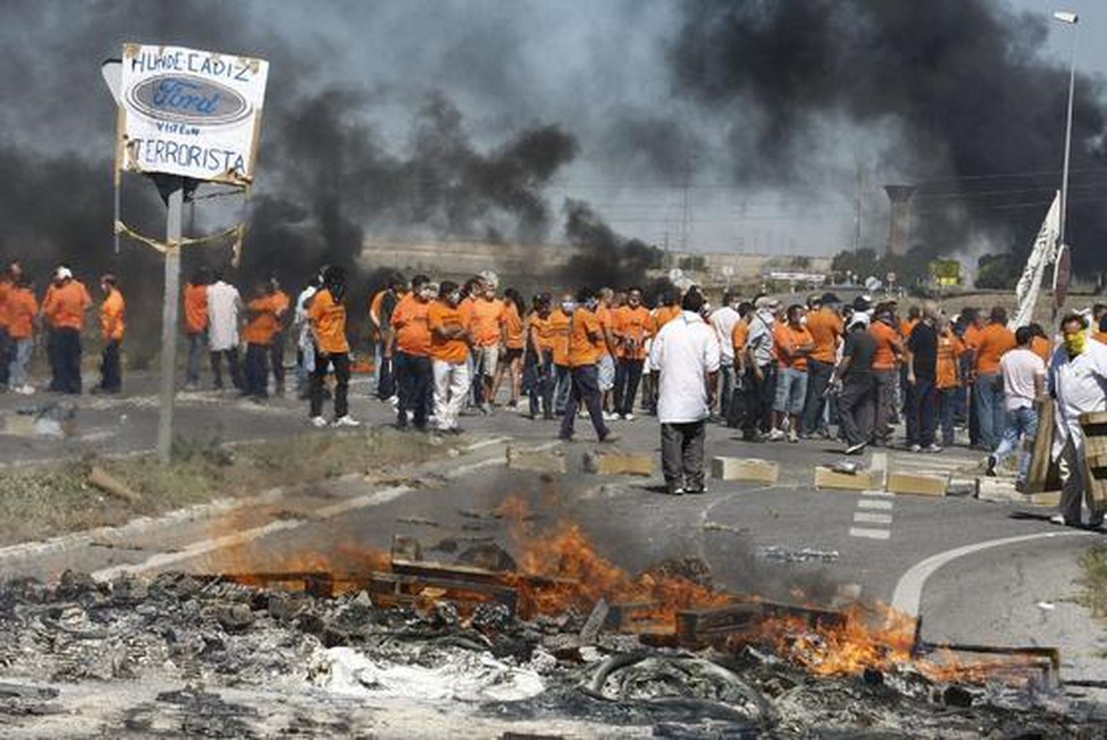 Nueva protesta de los trabajadores de Visteon, que cortan la carretera de Sanlúcar a su paso por la fábrica.   Foto: A. Mora