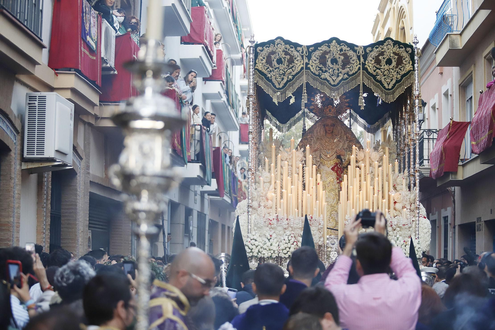 Imágenes de la estación de penitencia de la Hermandad de La Esperanza de Huelva