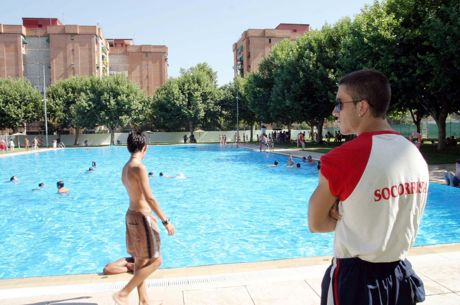 Un socorrista, en una piscina.