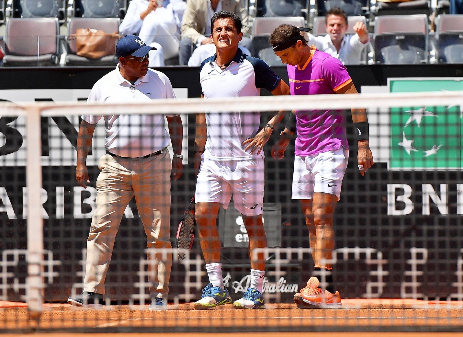 Nicolás Almagro conversa con Rafael Nadal tras lesionarse en mitad de su partido de segunda ronda.