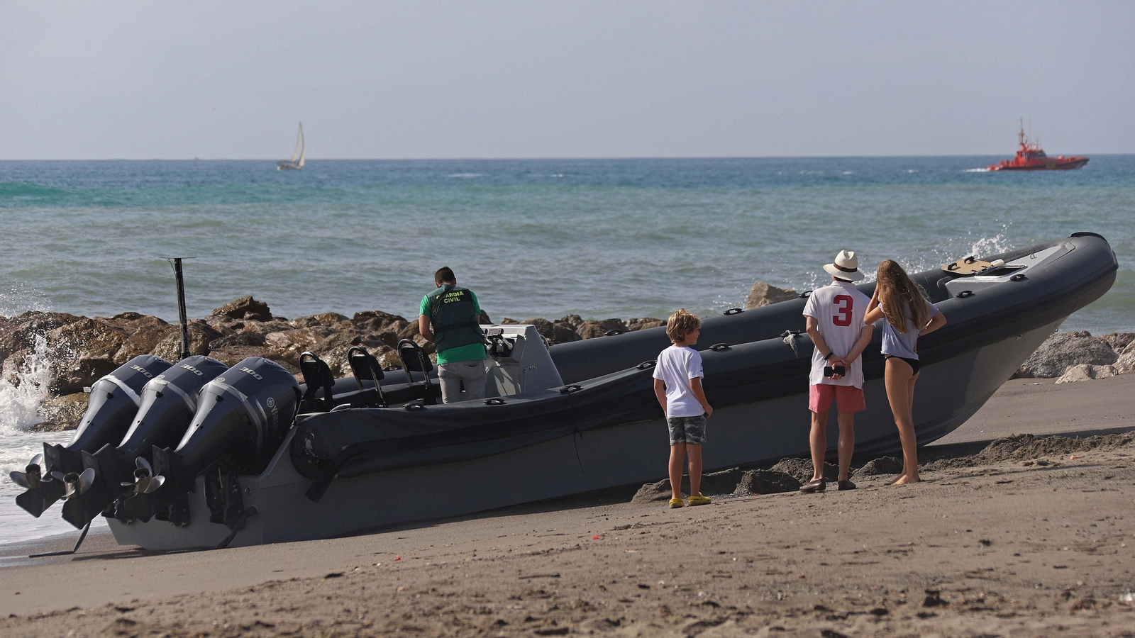 Operativo contra el narcotráfico en la playa de Sotogrande