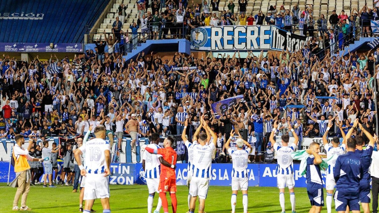 Los jugadores del Recre saludan a la afición tras el triunfo del domingo pasado.
