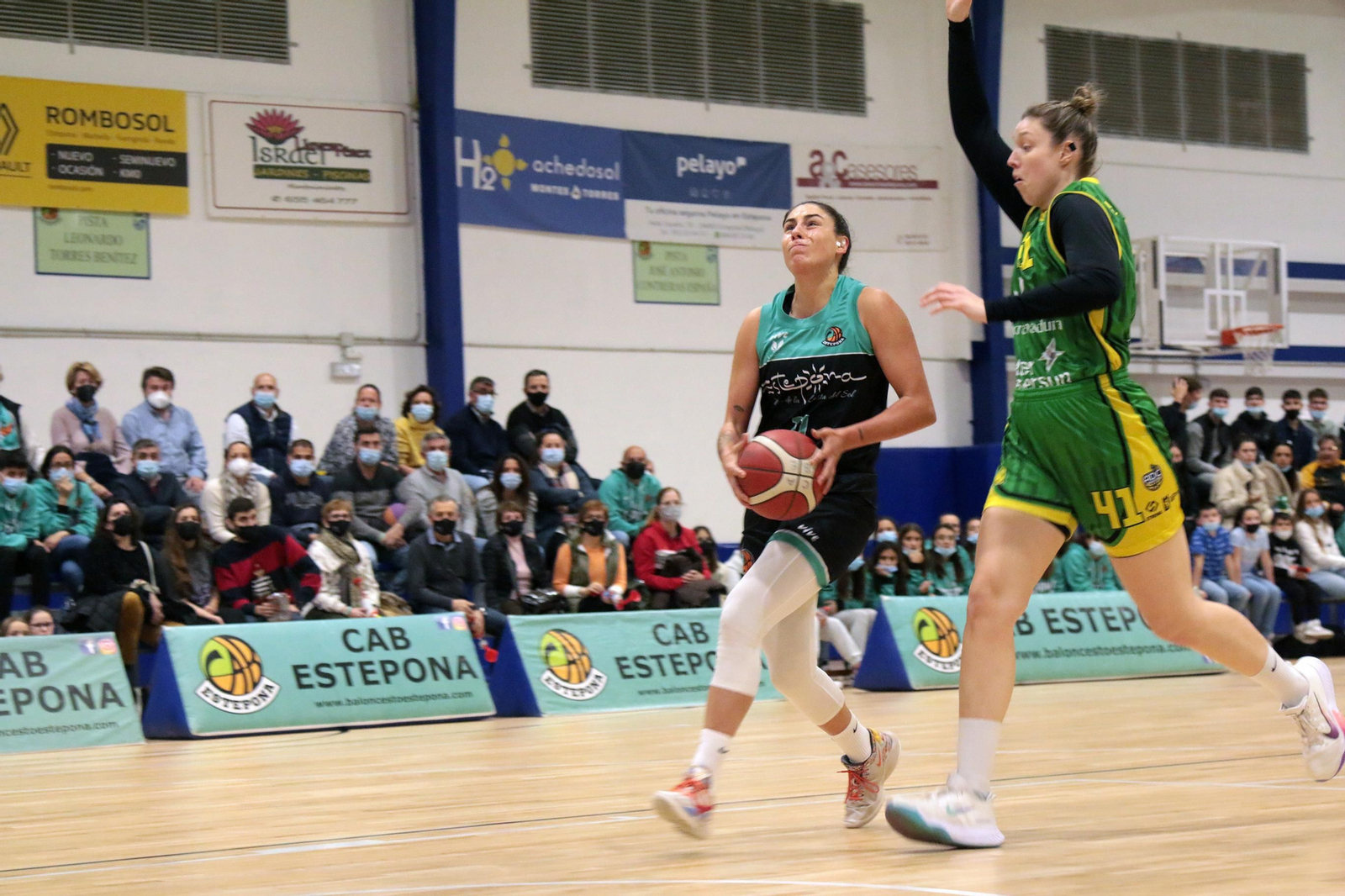 Noelia Masià busca una penetración ante la presencia de la defensora.