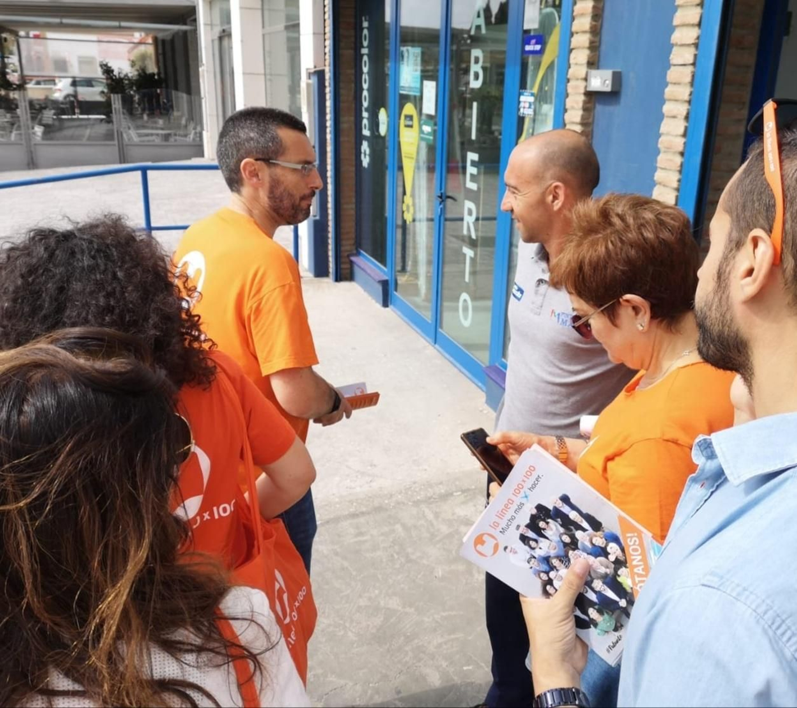 Juan Franco dialoga con un empresario del polígono industrial El Zabal