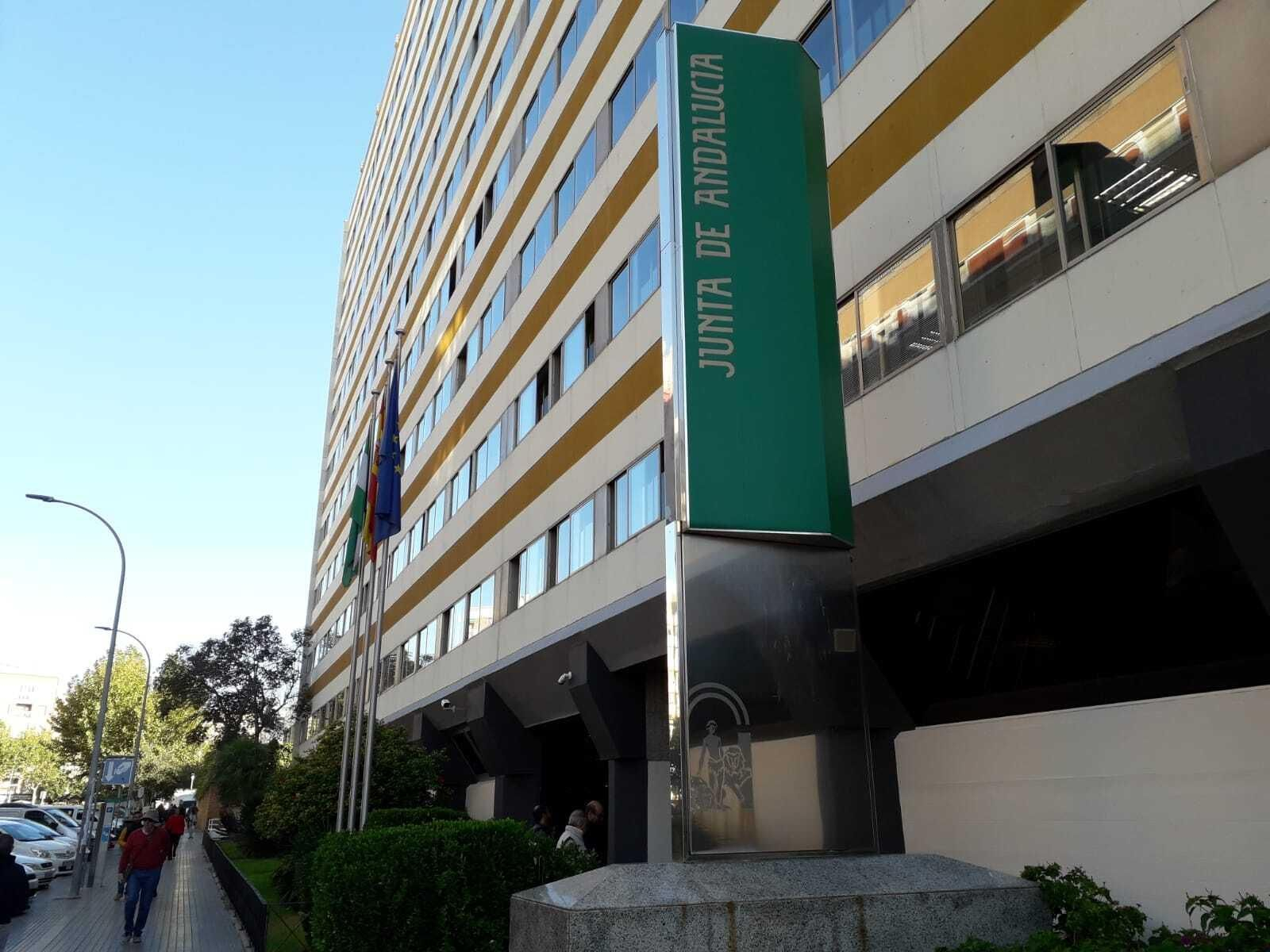 Acceso principal a la Delegación de Educación.