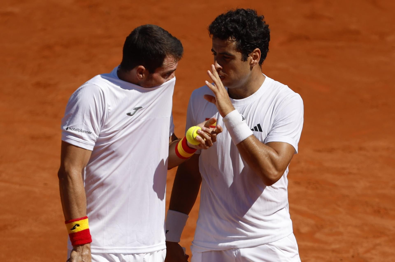 Pedro Martínez y Jaume Munar dan vida a España en la Copa Davis (1-6, 6-3 y 6-2)