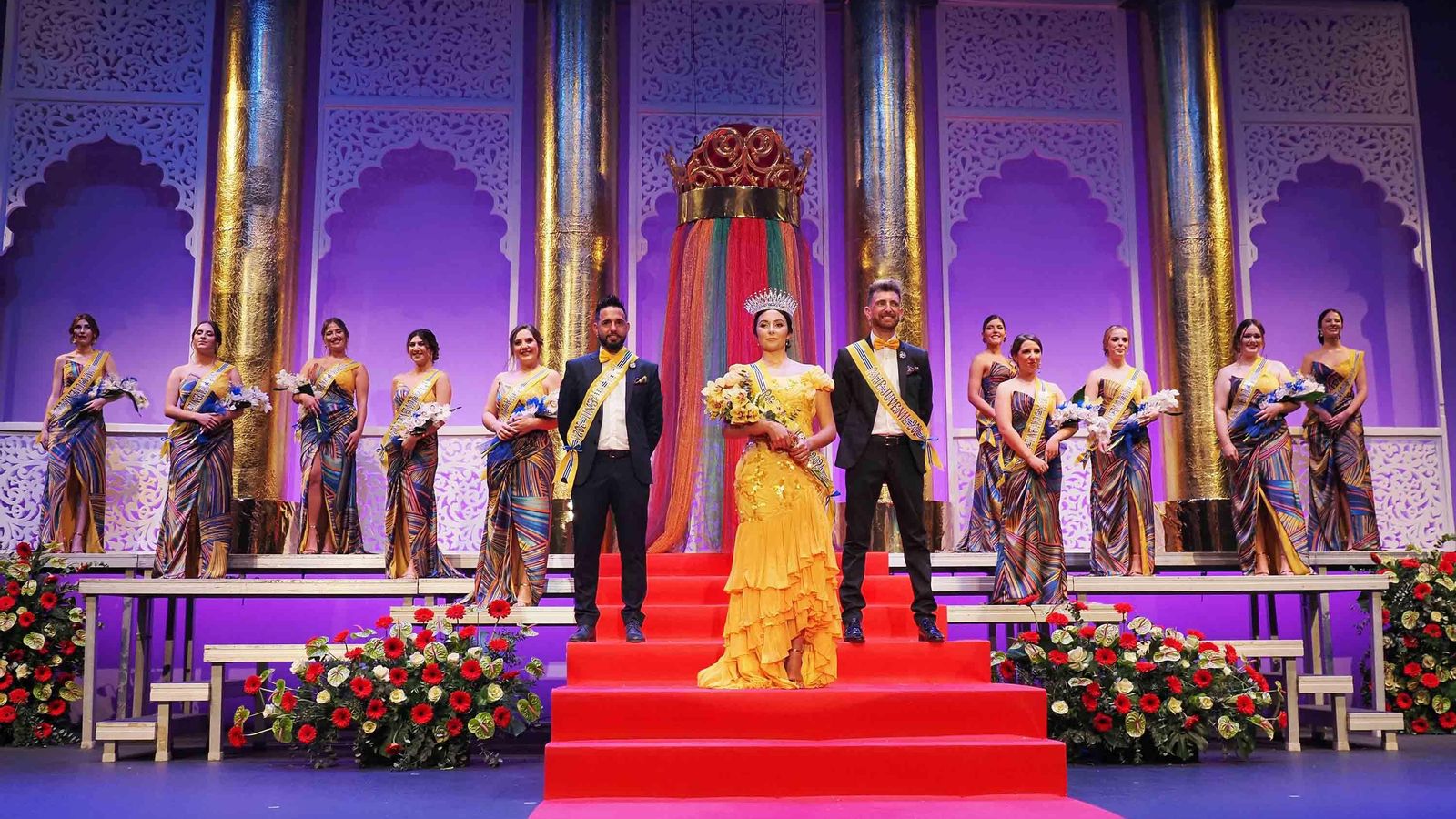 La flamante Reina del Carnaval de Isla Cristina con su Corte de Honor