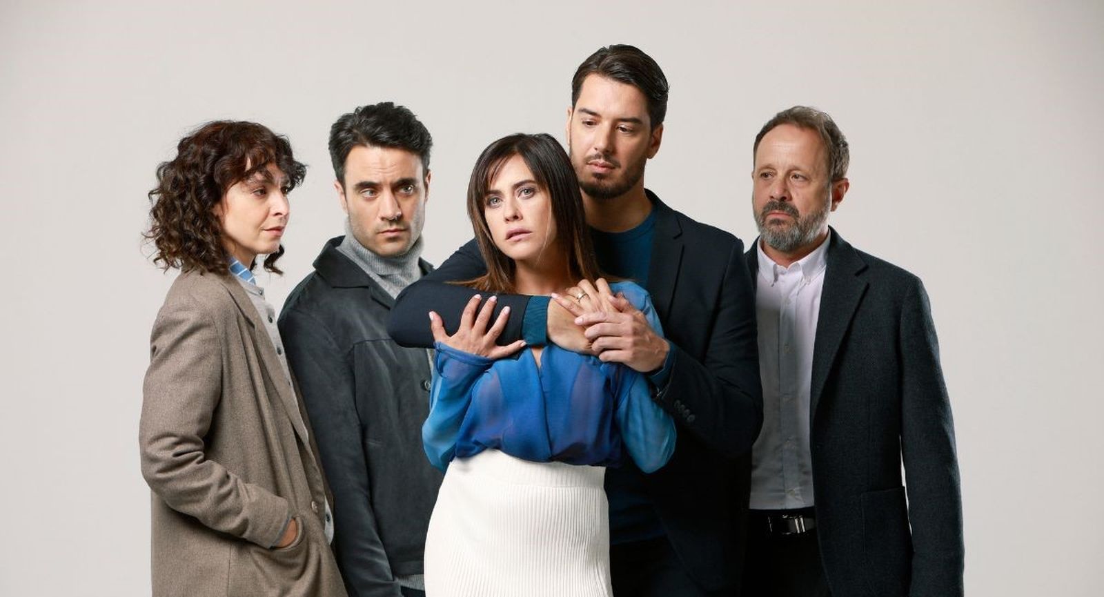 Reparto de ‘Casa de muñecas’ con María León.