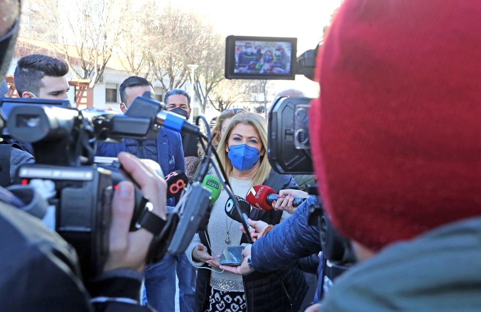 La alcaldesa, este jueves durante una visita a la barriada de Las Torres.
