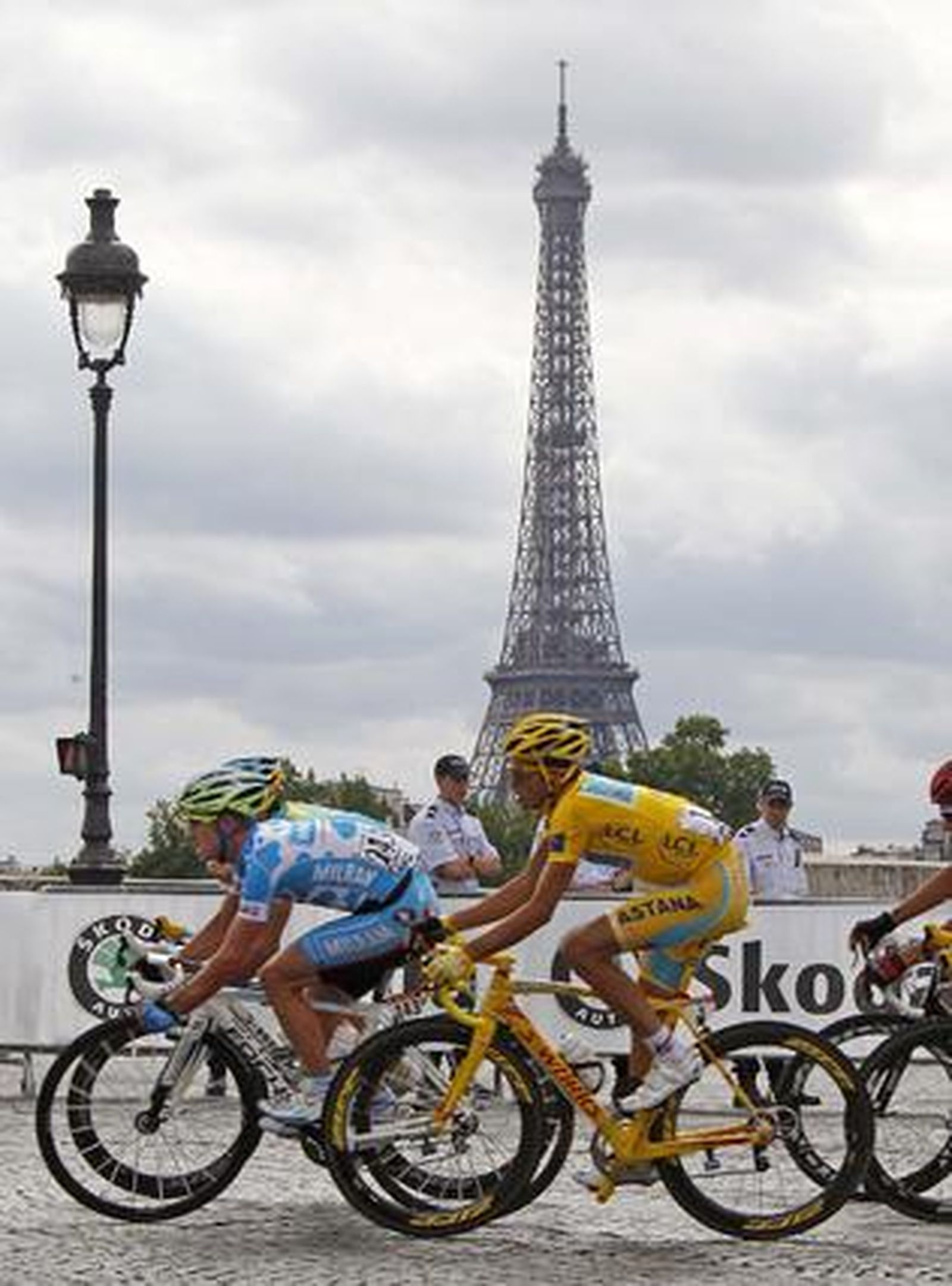 Contador pedalea ante la Torre Eiffel.

Foto: EFE/ AFP/ Reuters