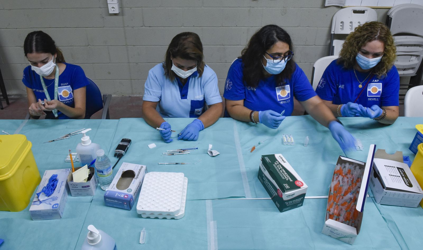 Enfermeras preparan los viales de la vacuna contra el Covid en el Estadio de la Cartuja.