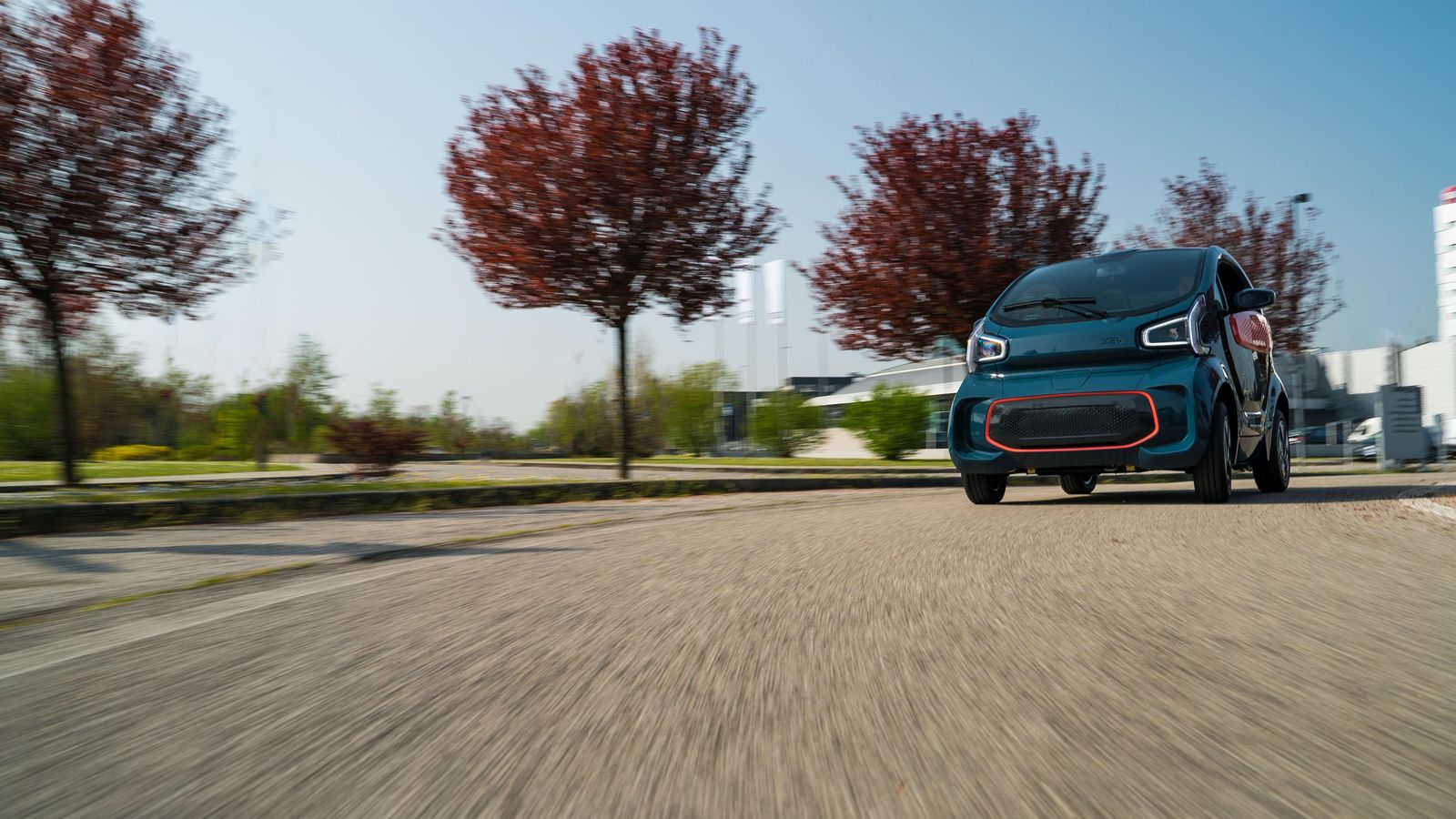 La limitación de potencia para los vehículos que pueden conducirse con el permiso B1 es de 15 kW y la de peso es de 400 kilos para los de transporte de personas, aunque a eso habría que añadir el peso de la batería en los eléctricos.