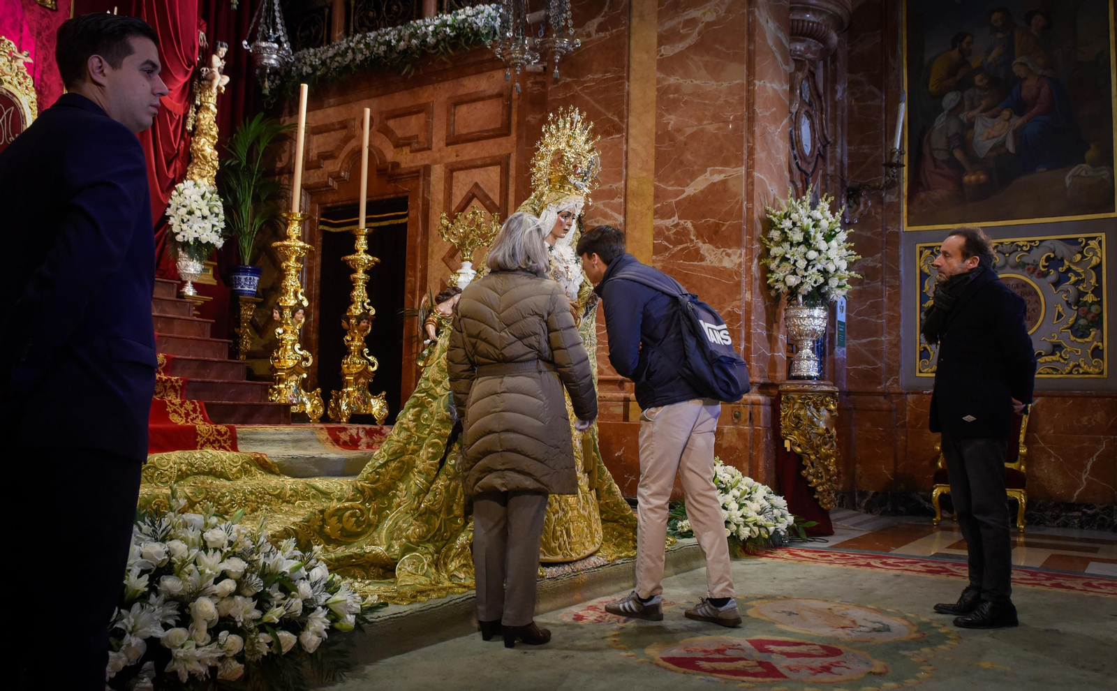 El besamanos de la Macarena, en imágenes
