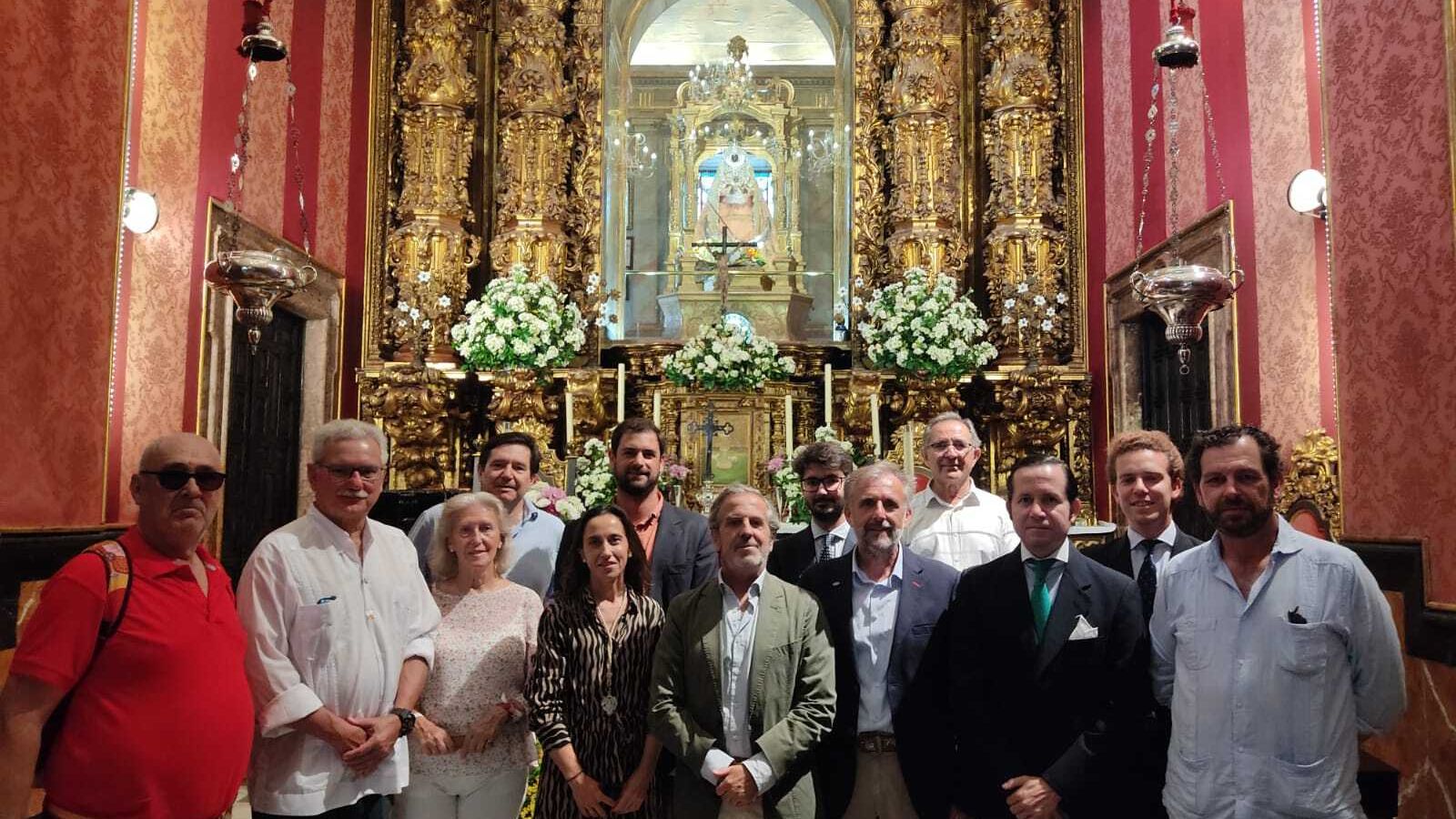 Foto de grupo tras la ofrenda a la Virgen de los Milagros.