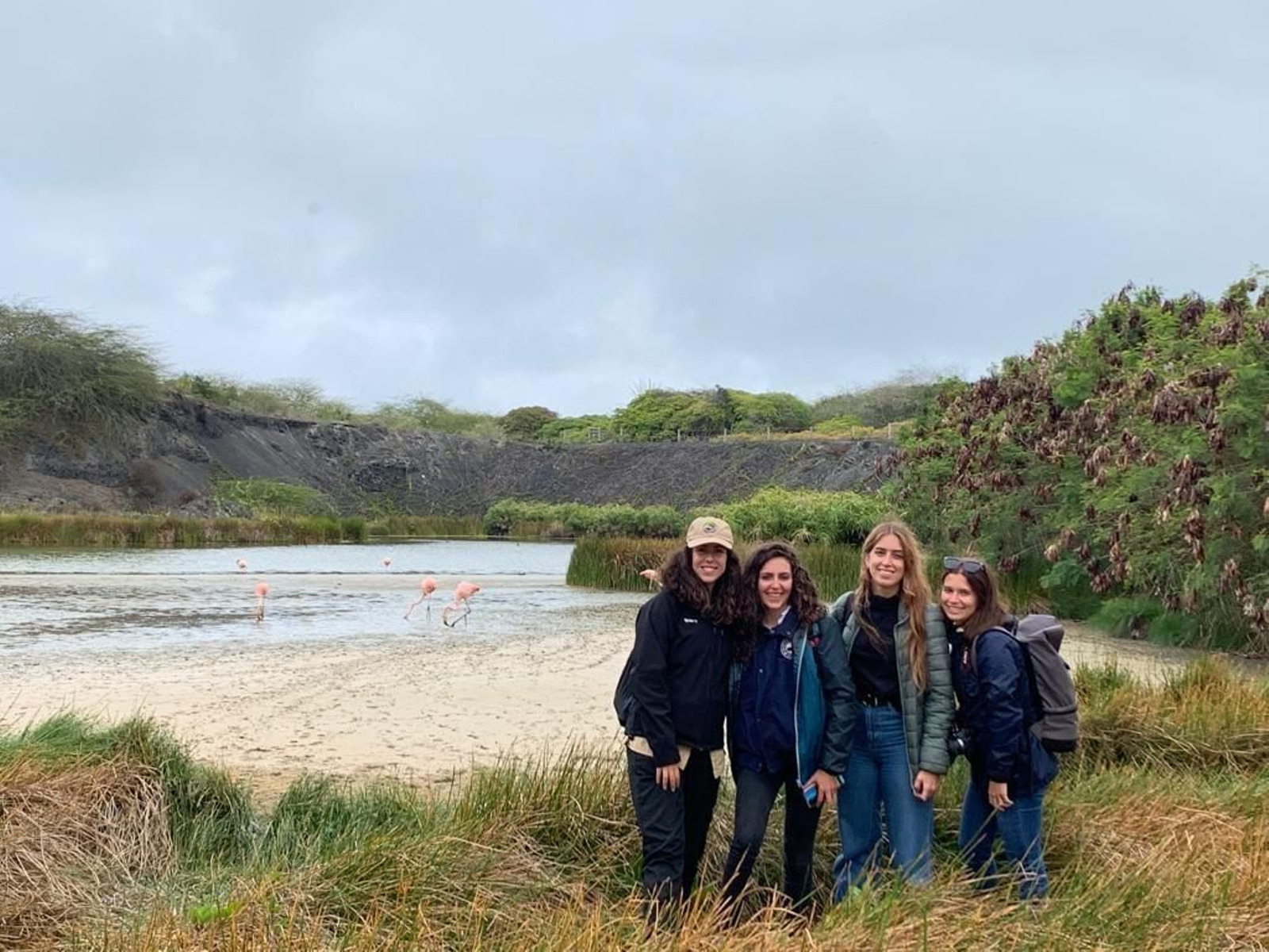 Las cuatro jóvenes momentos antes de embarcar.